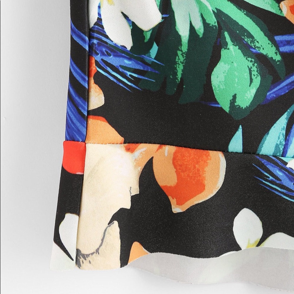 🆕Tropical print frill hem satin shorts - Picture 4 of 5